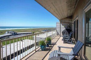 A balcony with outdoor seating, a grill, and a view of the ocean. - Gearhart House G740 (Gearhart)