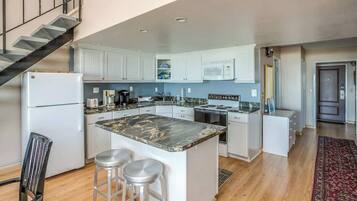 Réfrigérateur, four à micro-ondes, un four, surface de cuisson