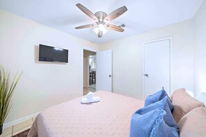 3 Schlafzimmer, Schreibtisch, Bügeleisen/Bügelbrett, Reisekinderbett