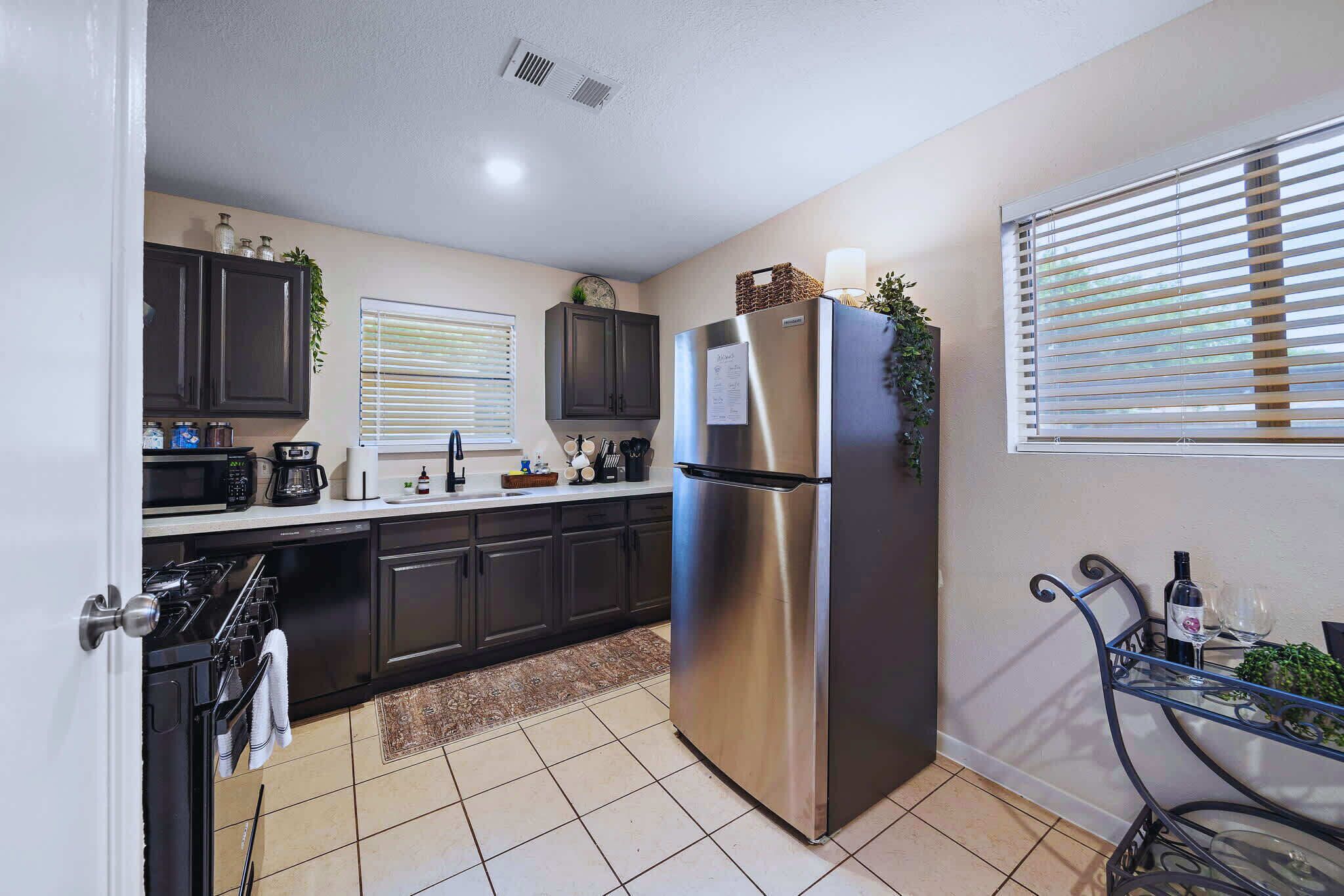 Kjøleskap, mikrobølgeovn, ovn og kokeplater