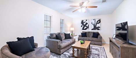 Una televisión, una oficina