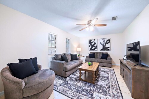 3BR Seabrook Retreat: Near Kemah | NASA | Yard