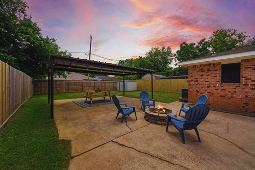 Beach Walk Home, Fenced Yard & Fire Pit