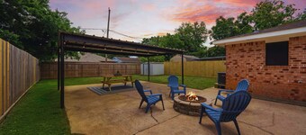 Beach Walk Home, Fenced Yard & Fire Pit