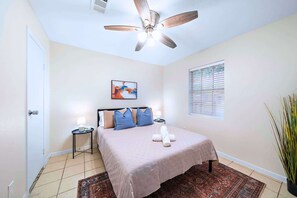 3 soverom, skrivebord, strykejern/-brett og reiseseng for barn