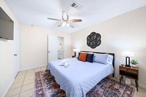 3 habitaciones, escritorio y tabla de planchar con plancha