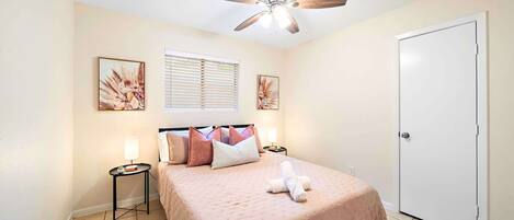 3 chambres, bureau, fer et planche à repasser, lit parapluie