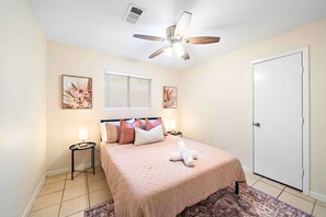 3 habitaciones, escritorio y tabla de planchar con plancha