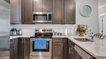 Réfrigérateur, micro-ondes, four, plaque de cuisson