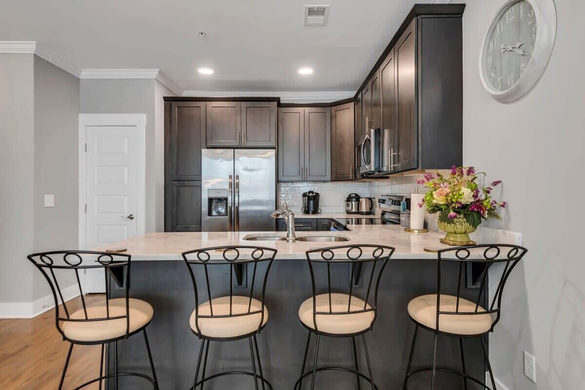 Réfrigérateur, micro-ondes, four, plaque de cuisson