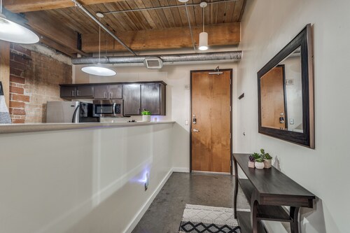 Downtown Dallas Condo - 2BR 1BA - PLEASE READ DESCRIPTION