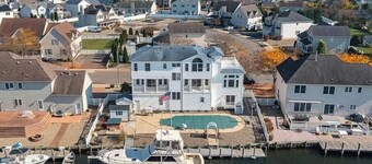 WATER FRONT VILLA Pool,Hot Tub,Elevator,85ft Dock near to  beach  28 days rental