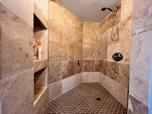 Dusche, Haartrockner, Handtücher, Seife