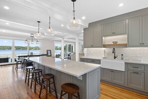 Frigorifero, microonde, piano cottura, lavastoviglie