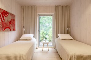 3 slaapkamers, een bureau, een strijkplank/strijkijzer, reisbedje