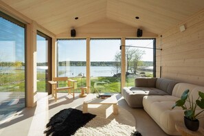 Televisión, chimenea y estéreo