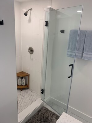 Shower, hair dryer, towels, soap - Pet friendly, ocean block 2 BR. Steps from the beach! (Ocean City)