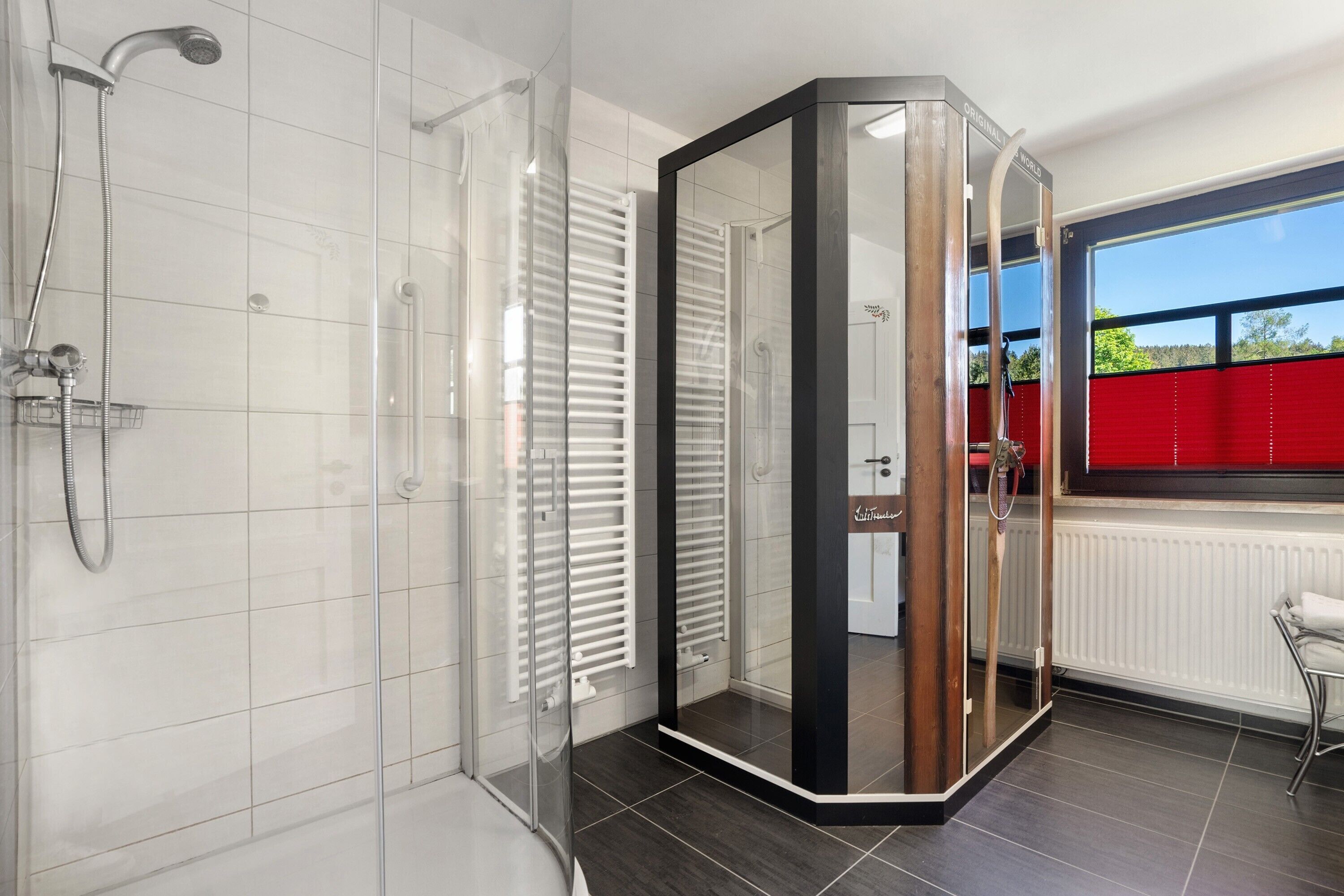 Dusche, kostenlose Toilettenartikel, Haartrockner, Handtücher