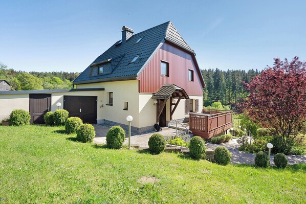 Exterior - Holiday Home 'Ferienhaus Pöhlbergblick' with Mountain View, Private Terrace and Wi-Fi (Großrückerswalde)