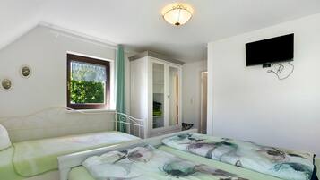 3 bedrooms, free WiFi, bed sheets