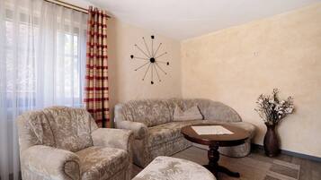 Een televisie, een dvd-speler en een stereo