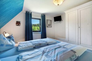 3 bedrooms, free WiFi, bed sheets - Holiday Home 'Ferienhaus Pöhlbergblick' with Mountain View, Private Terrace and Wi-Fi (Großrückerswalde)