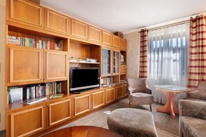 TV, DVD player, stereo - Holiday Home 'Pöhlbergblick' Schindelbach with Mountain View, Private Terrace & Wi-Fi (Großrückerswalde)