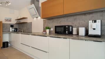 Kühlschrank, Mikrowelle, Ofen, Herdplatte