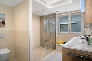 Ducha, secador de pelo, toallas