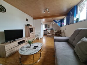 TV - Holiday Apartment Pflüger with Private Terrace and Wi-Fi (Lauda-Königshofen)