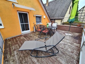 Outdoor dining - Pflüger Apartment with Private Terrace and Wi-Fi (Lauda-Königshofen)