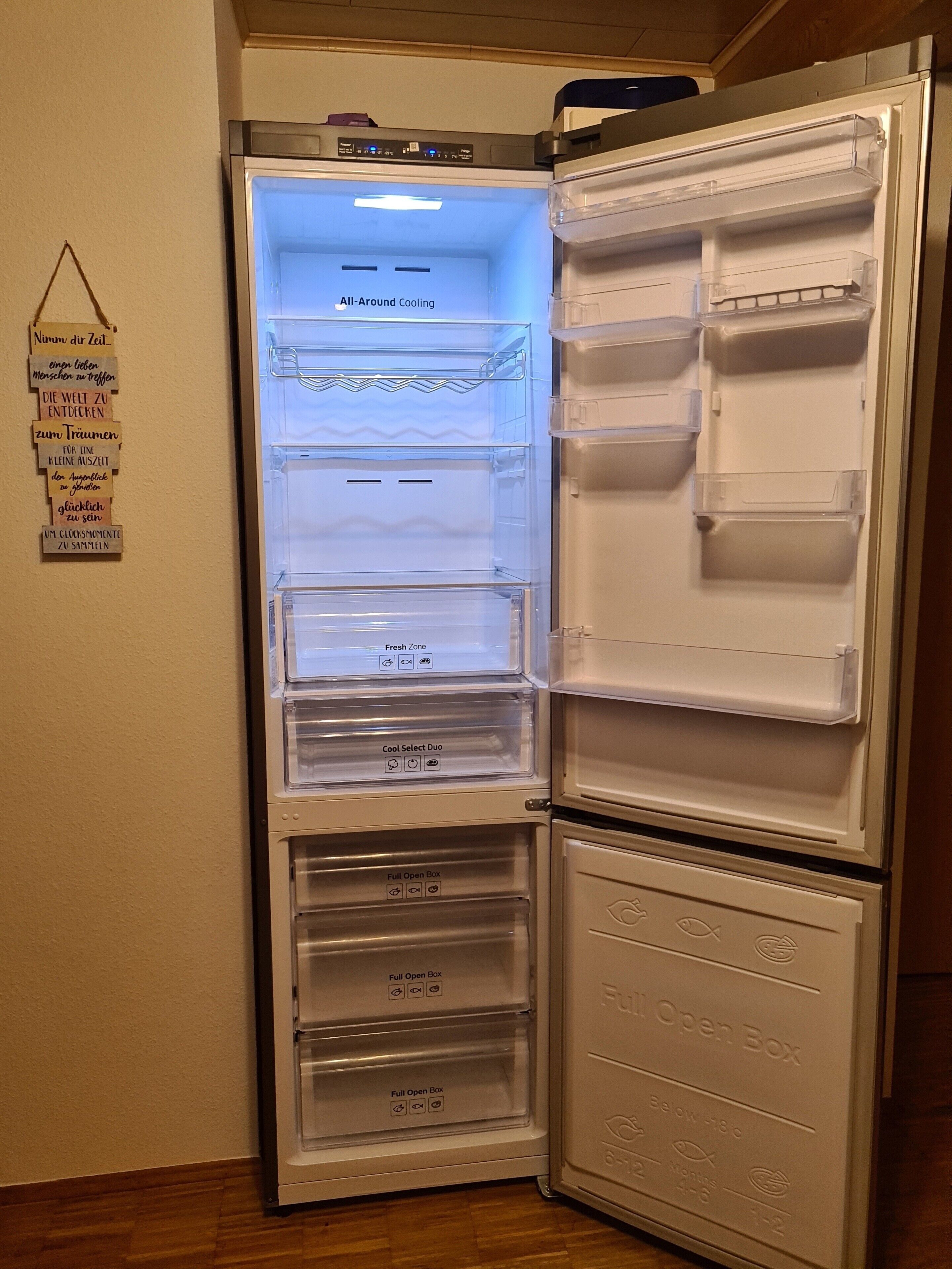 Un refrigerador con múltiples compartimentos, incluyendo una Zona Fresca, Cool Select Duo y un Cajón Amplio Abierto.
