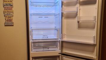 Un refrigerador con múltiples compartimentos, incluyendo una Zona Fresca, Cool Select Duo y un Cajón Amplio Abierto.