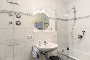 Douche, sèche-cheveux, serviettes fournies