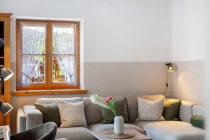 TV, fireplace, ping pong, stereo