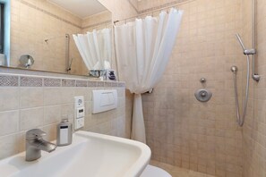 Ducha, artículos de tocador gratuitos, secador de pelo, toallas