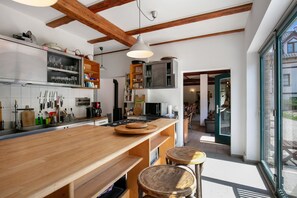 Køleskab, mikrobølgeovn, ovn, kogeplade