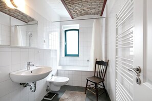 Douche, sèche-cheveux, serviettes fournies