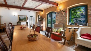 Un comedor con una mesa de madera, sillas y vistas al exterior a través de un ventanal.