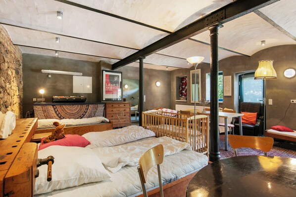 7 Schlafzimmer, Bügeleisen/Bügelbrett, kostenloses WLAN