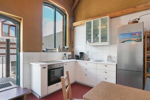 Fridge, oven, stovetop, dishwasher