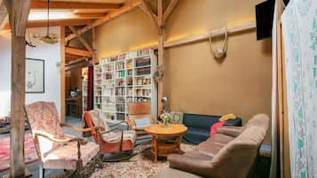 Fernseher, Tischtennisplatte