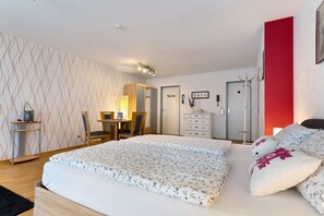 1 habitación, tabla de planchar con plancha, wifi gratis y ropa de cama 