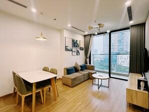 Frigobar (abastecido com alguns itens grátis), cofres nos quartos