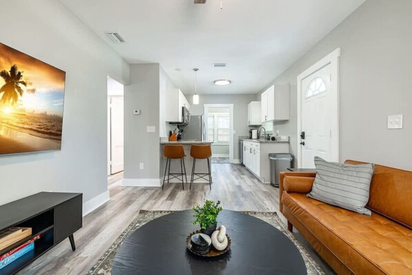 Smart TV - Saint Pete Hideaway: Cozy Urban Escape Oasis (St. Petersburg)