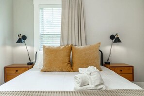 2 bedrooms, desk, iron/ironing board, free WiFi - Saint Pete Hideaway: Cozy Urban Escape Oasis (St. Petersburg)