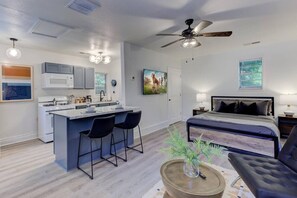 1 bedroom, iron/ironing board, free WiFi, bed sheets - Central | Bright & Modern | Cooper Young (Memphis)