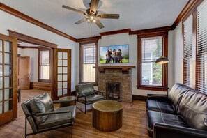 Smart TV, fireplace