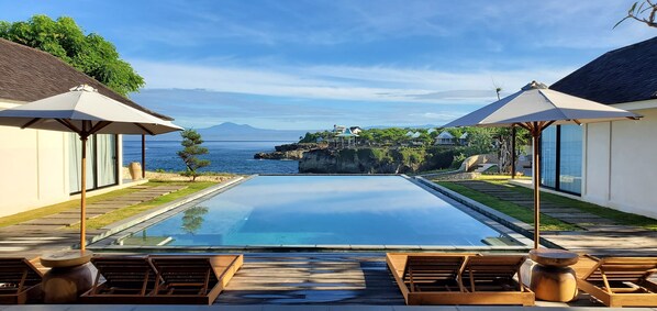 Outdoor pool - Ocean Front Majestic and Eco-Friendly 6 BDR villa in Nusa Lembongan, Bali (Bali)