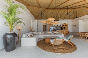 Smart TV - Ocean Front Majestic and Eco-Friendly 6 BDR villa in Nusa Lembongan, Bali (Bali)